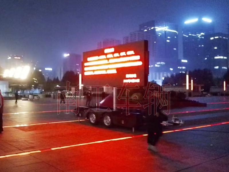 6.8平方LED廣告拖車(chē)，自動(dòng)升降旋轉(zhuǎn)工具拖車(chē)