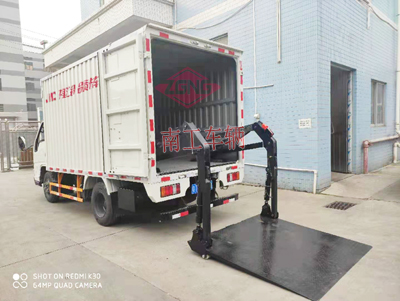 1673081551194270.jpg 1.5噸內(nèi)置汽車尾板2I.jpg