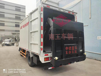 1673081588379118.jpg 1.5噸內(nèi)置汽車尾板5I.jpg