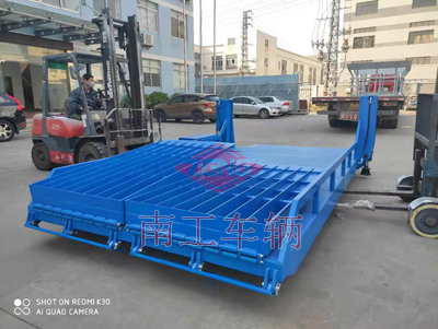 1675303690781695.jpg 非標訂制8噸移動式登車橋I.jpg