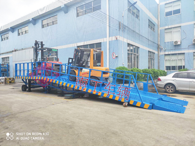 1675732783602315.jpg 12噸移動(dòng)式登車橋 高護(hù)欄2I.jpg