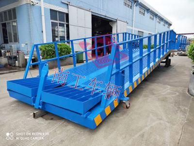 1675732812600303.jpg 12噸移動(dòng)式登車橋 高護(hù)欄4I.jpg