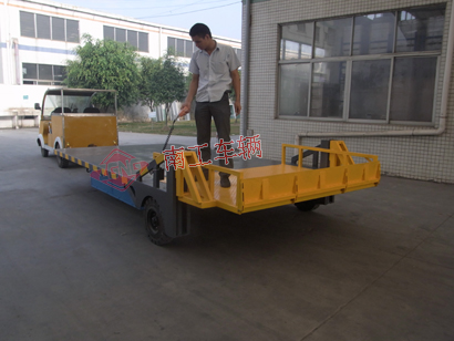 1676096615766622.jpg 全掛式自帶升降多功能平板車,自動(dòng)裝卸平板拖車2I.jpg