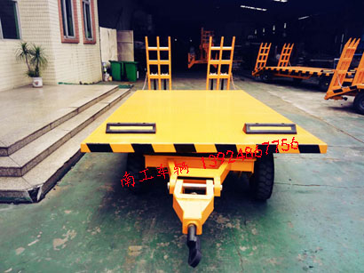 1676946011996676.jpg 橙色帶爬梯平板拖車I.jpg