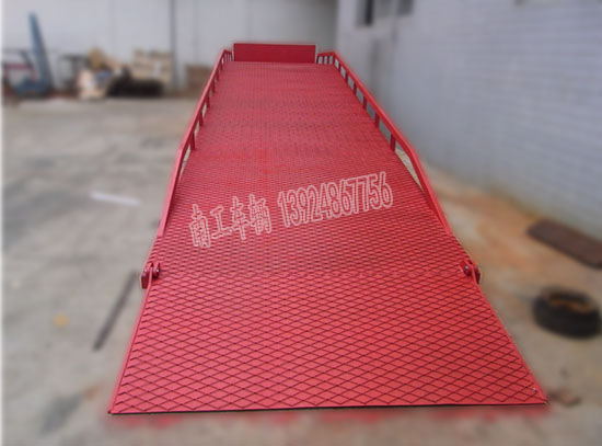 1677724883556716.jpg 10噸移動(dòng)式登車橋I.jpg