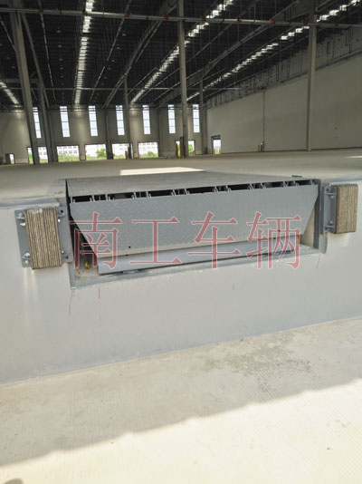 1679454227658783.jpg 8噸固定式登車橋I.jpg