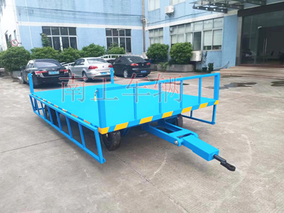 1688371516319680.jpg 5噸護(hù)欄牽引平板拖車1I.jpg