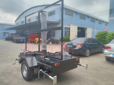 1690164240867834.jpg 0.5噸簡易LED廣告拖車帶升降不帶旋轉6i.jpg