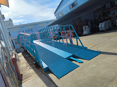 1753317244432623.jpg 13噸重型移動式登車橋 護欄加高1I.jpg