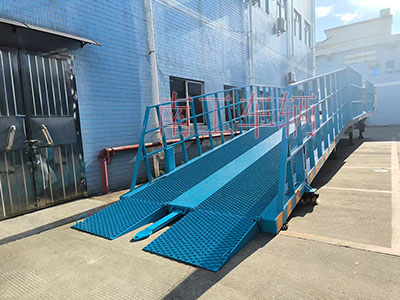 1753317285244124.jpg 13噸重型移動式登車橋 護欄加高I.jpg