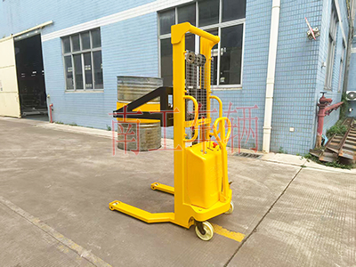 1760508479597752.jpg 0.5噸帶自動旋轉(zhuǎn)升降油桶車3I.jpg